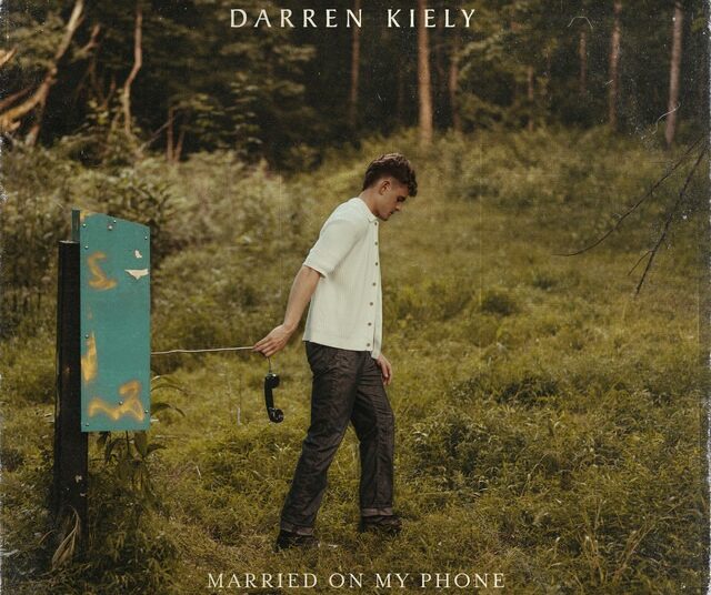 Darren Kiely compartilha novo single sincero “Married On My Phone” e videoclipe emocional