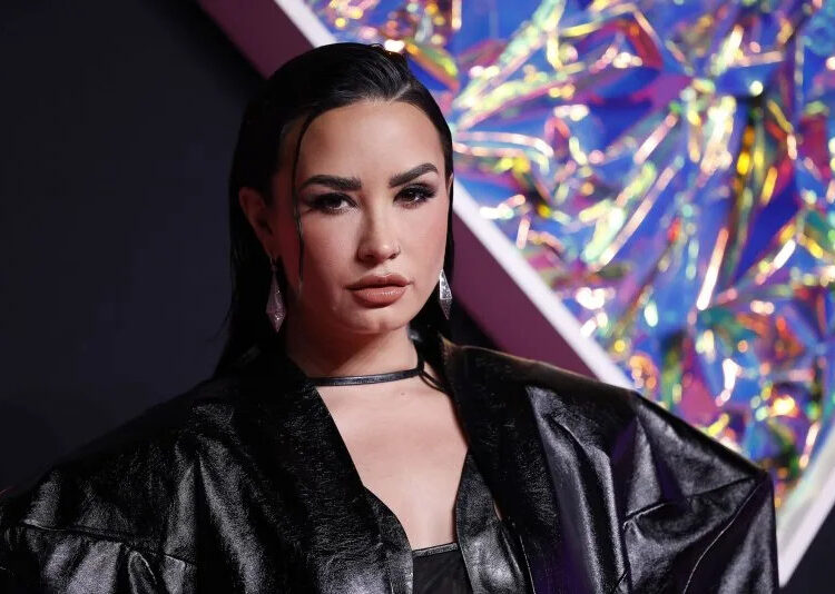 Demi Lovato lança videoclipe de “Kiss”