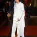 Dentro da noite de Meghan Markle, em Paris, com dois looks e amigos da lista A