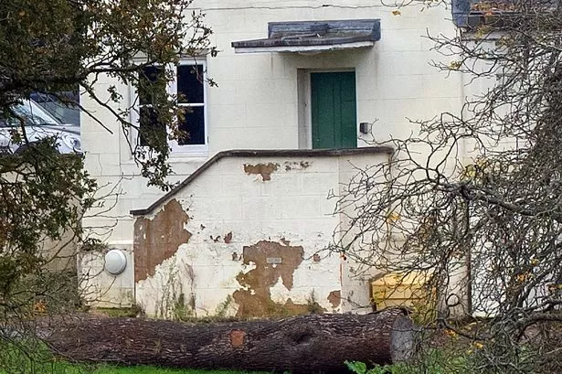Dentro da propriedade em ruínas e decadentes do Royal Lodge do Príncipe Andrew enquanto a pressão aumenta
