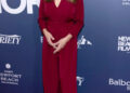 Diane Lane traz glamour sofisticado para o Newport Beach Film Fest em macacão Burgundy Power