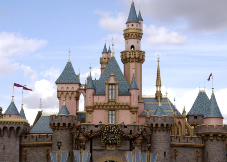 Disneyland Resort demite 100 pessoas em Anaheim