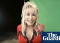 Dolly Parton aborda questões de saúde em novo vídeo: 'Ainda não morri!' | Dolly Parton
