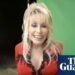 Dolly Parton aborda questões de saúde em novo vídeo: 'Ainda não morri!' | Dolly Parton