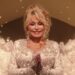 Dolly Parton quebra o silêncio sobre saúde depois que irmã pede orações