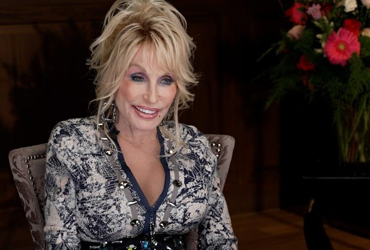 Dolly Parton tranquiliza os fãs sobre saúde 'Ainda não morri!'