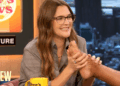 Drew Barrymore cheira os pés dos co-apresentadores ao vivo