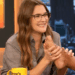 Drew Barrymore cheira os pés dos co-apresentadores ao vivo