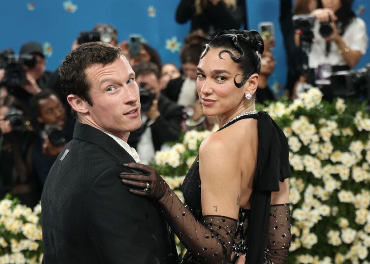 Dua Lipa compartilha as novas fotos mais fofas com Callum Turner