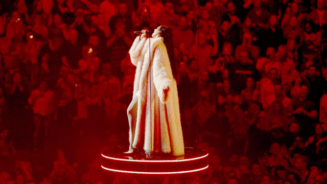 Dua Lipa mata seus shows em Dallas, presta homenagem a Kelly Clarkson