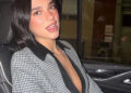 Dua Lipa não usa nada sob seu blazer formal para um encontro noturno no museu