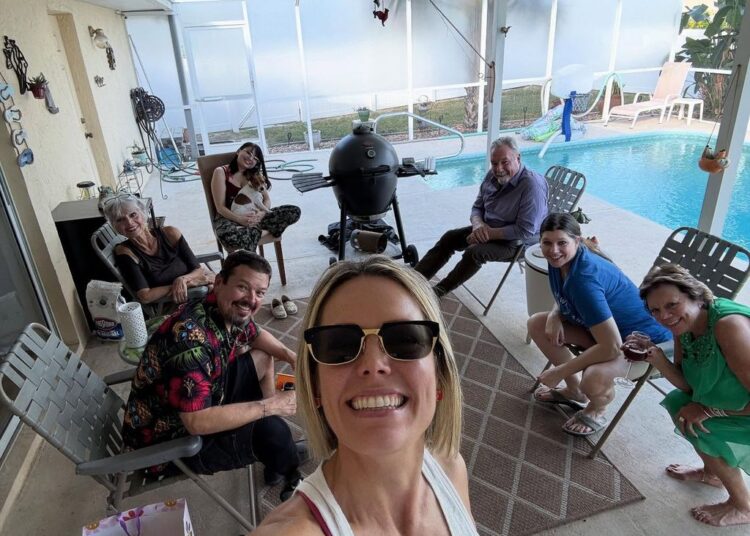 Dylan Dreyer de hoje irradia felicidade em uma selfie à beira da piscina enquanto celebra uma pessoa especial em sua vida
