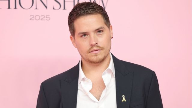 Dylan Sprouse brinca sobre guardar seu 'FUPA' no VSFS