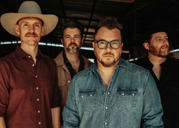 Eli Young Band reflete sobre 25 anos de amizade e música no novo documentário 'This Is Eli Young Band'