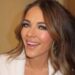 Elizabeth Hurley se arrumando de roupão vai fazer você parecer duas vezes