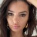 Emily Ratajkowski tem internet em estrangulamento com pura lingerie
