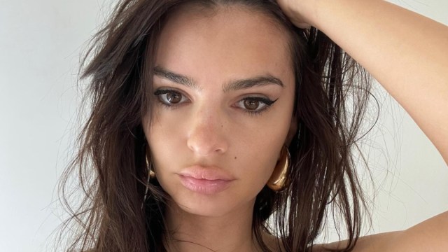 Emily Ratajkowski tem internet em estrangulamento com pura lingerie