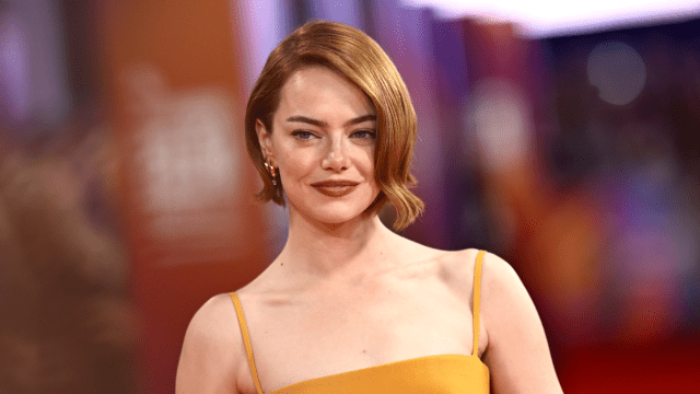 Emma Stone impressiona com vestido Louis Vuitton amarelo mostarda no BFI Festival