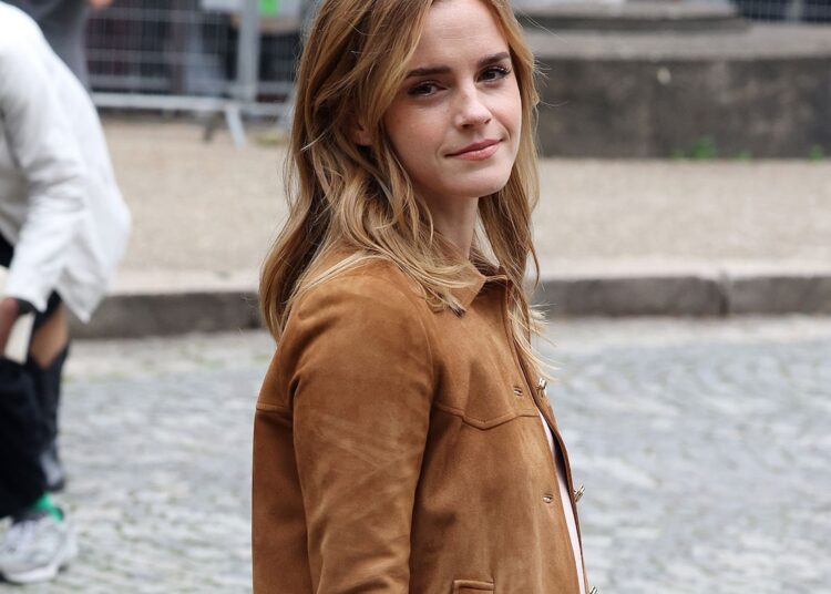 Emma Watson andando de moto na Paris Fashion Week