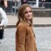 Emma Watson andando de moto na Paris Fashion Week