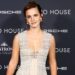 Emma Watson parece tipo Barbie em roupa rosa em meio a JK Rowling