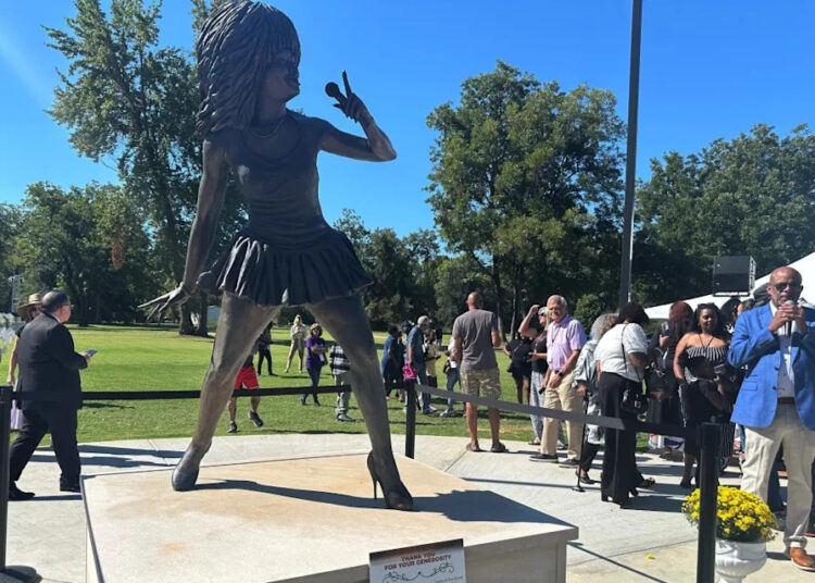 Estátua de Tina Turner, de aparência estranha, destruiu após a divulgação da cidade-'como Ronald McDonald em uma peruca'