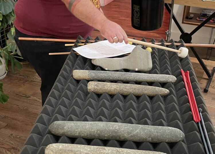 Este compositor escreveu novas músicas usando antigos instrumentos de percussão descobertos no Colorado