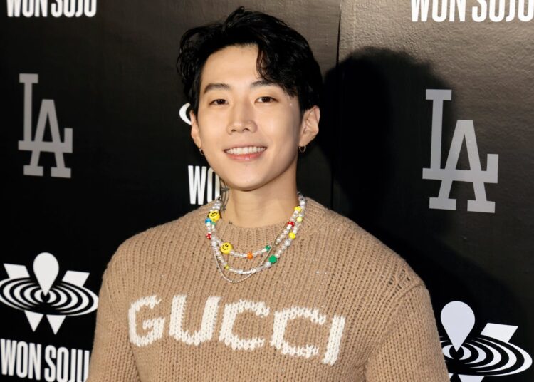 Estrela do K-pop pede desculpas após cantar música ‘inadequada’ em evento de conscientização sobre câncer de mama de celebridades