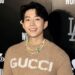 Estrela do K-pop pede desculpas após cantar música ‘inadequada’ em evento de conscientização sobre câncer de mama de celebridades