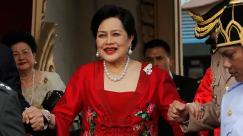 Ex-rainha da Tailândia, Sirikit, morre aos 93 anos