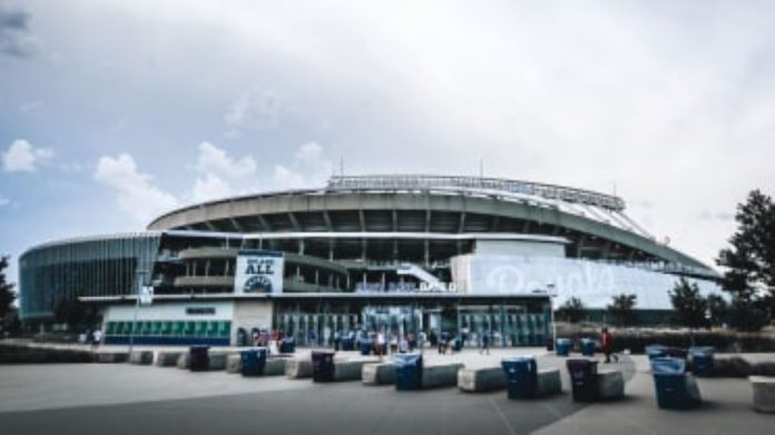 Existe algum movimento no jogo do Royals Stadium?