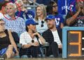 Fãs de LA Dodgers furiosos quando Harry e Meghan recebem tratamento real na World Series por causa de lendas locais