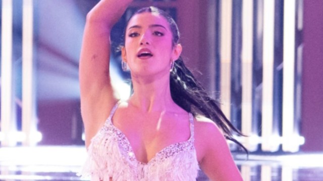 Fãs engasgam com Charli D'Amelio como Cher em ousada roupa de Halloween