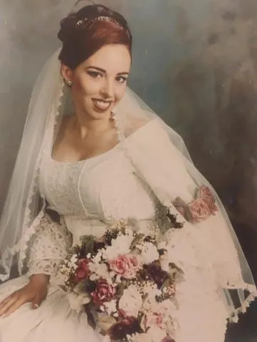 Filha surpreende mãe ao experimentar seu vestido de noiva de décadas atrás, mas 'deu errado' (exclusivo)