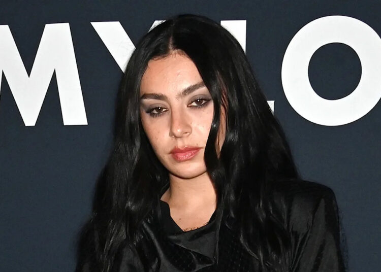Filme de Charli XCX 'The Moment' contará com Kylie Jenner, Rachel Sennott e Alexander Skarsgård