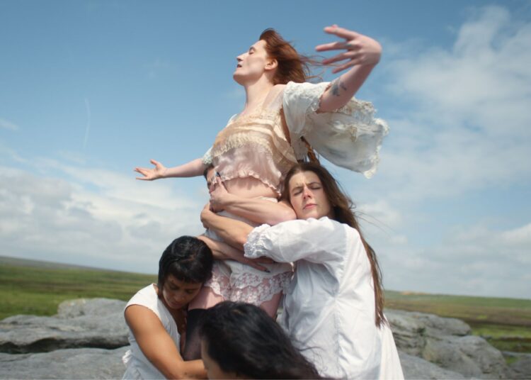 Florence + The Machine compartilham vídeo eufórico para o novo single ‘Sympathy Magic’