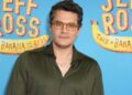 Fontes dizem que a namorada de John Mayer, Kat Stickler, está 'usando-o'