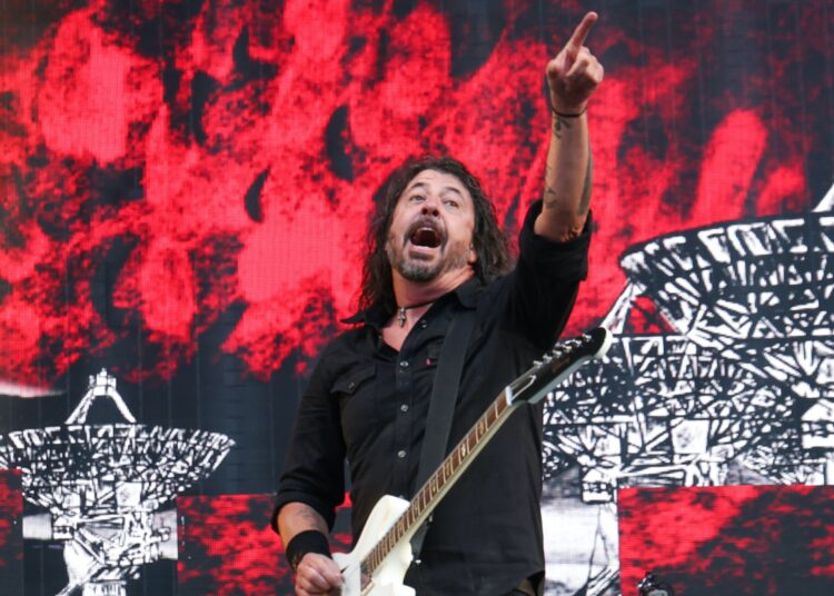 Foo Fighters lançamento 'está tocando onde ??? Vol. 1 'álbum ao vivo de shows recentes de clubes no Bandcamp