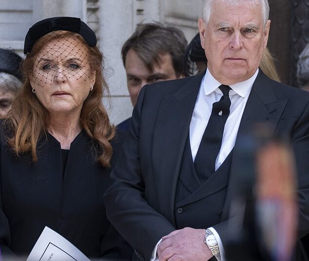 Fúria enquanto os contribuintes pagam a conta pela vida de luxo de Andrew: Prince é uma 'vergonha' para sua família e deveria ser expulso do Royal Lodge depois de não pagar aluguel por 22 ANOS, diz Robert Jenrick