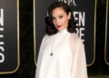 Gal Gadot toma uma bebida no banheiro e desativa a seção de comentários