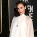Gal Gadot toma uma bebida no banheiro e desativa a seção de comentários