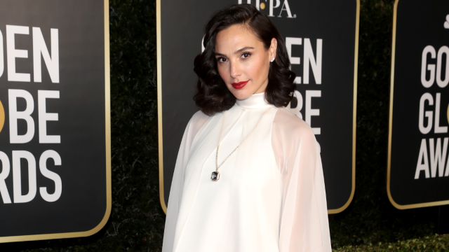 Gal Gadot toma uma bebida no banheiro e desativa a seção de comentários