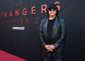Gene Simmons do Kiss se recuperando após bater em um carro estacionado