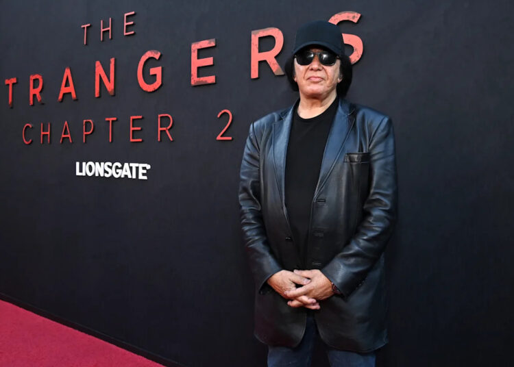 Gene Simmons do Kiss se recuperando após bater em um carro estacionado
