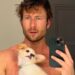 Glen Powell fala sobre ser a figura do ‘pai’ de seu cachorro
