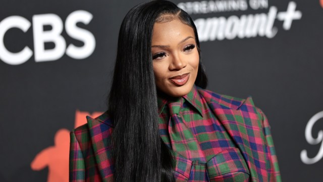 GloRilla chama a atenção com minivestido branco