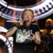 Guns N' Roses emite declaração sobre o recente colapso de Axl Rose no palco em Buenos Aires e o novo baterista Isaac Carpenter