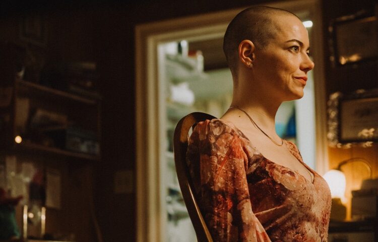 Há uma exibição gratuita de Bugonia para quem deseja ficar careca