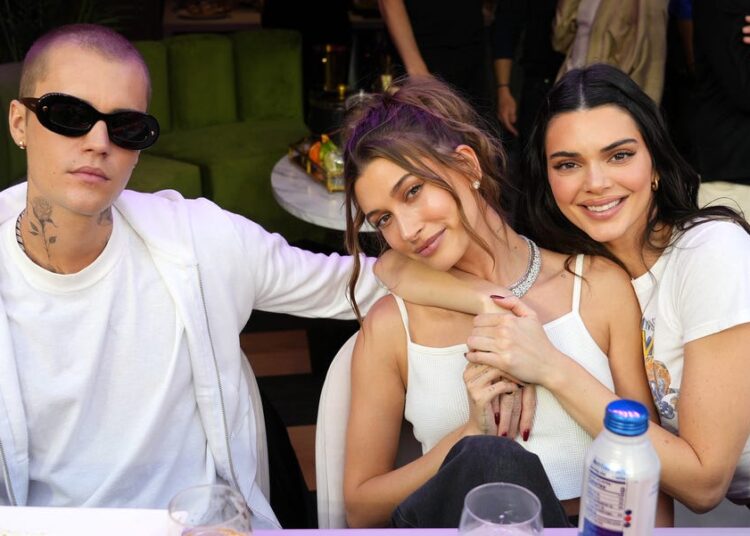 Hailey e Justin Bieber vão ao show em Dijon com Kendall Jenner
