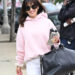 Hilaria Baldwin faz acenar atrevido para o icônico filme de Alec Baldwin depois que Fan aponta uma anel de casamento ausente